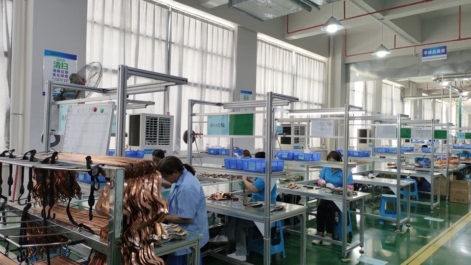 星科工業(yè)省電空調-立式軸流機應用于五金廠車間降溫.jpg